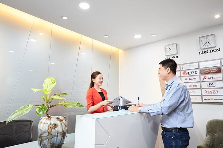 nhan-vien-le-tan-tai-g-office-1