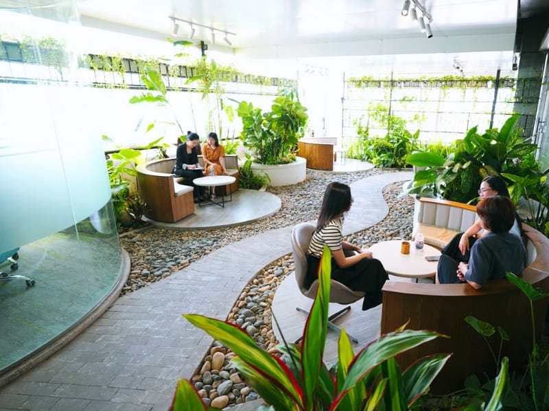 Khu vườn xanh mát tại coworking Cao Thắng Mall