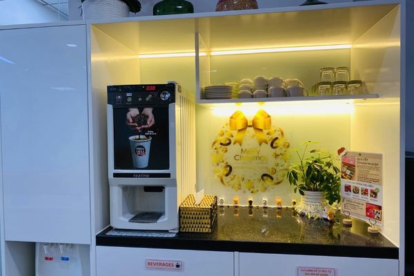 Trang trí giáng sinh lên tường công ty