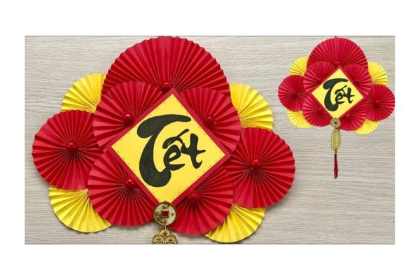 Trang trí Tết văn phòng bằng giấy xếp đỏ & quạt họa tiết dân gian