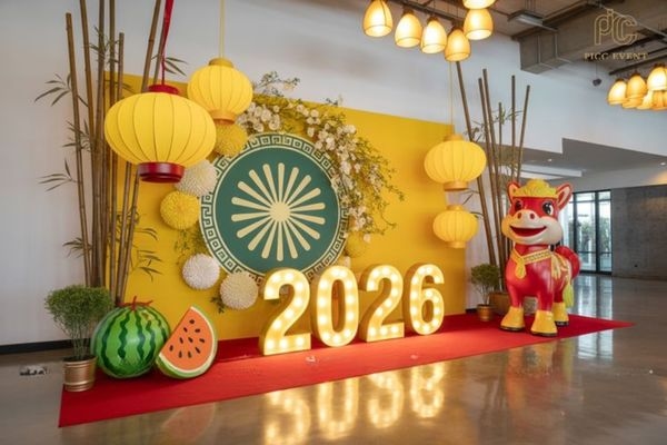 Trang trí Tết cho văn phòng với backdrop check-in đầu năm