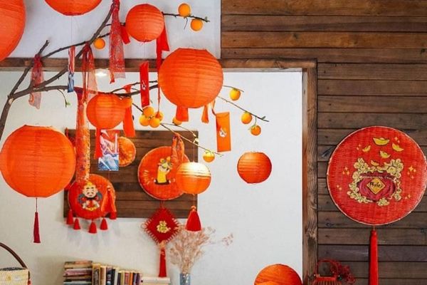 Trang trí văn phòng Tết nổi bật bằng lồng đèn đỏ may mắn