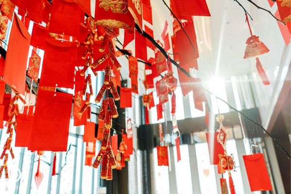 Sáng tạo không gian Tết văn phòng với dây pháo đỏ truyền thống