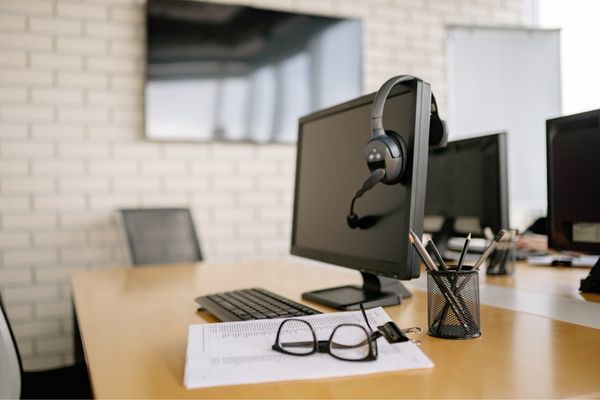 Thiết bị liên lạc