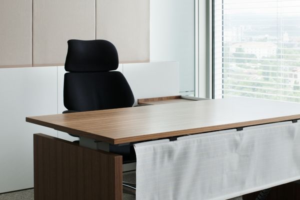 Cách chọn kích thước bàn giám đốc theo diện tích phòng